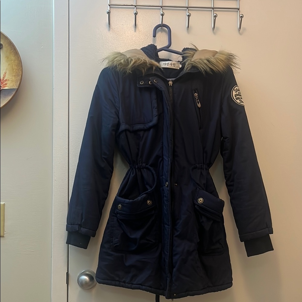 Elegant Navy Puffer Jacket with Faux Fur Trim
